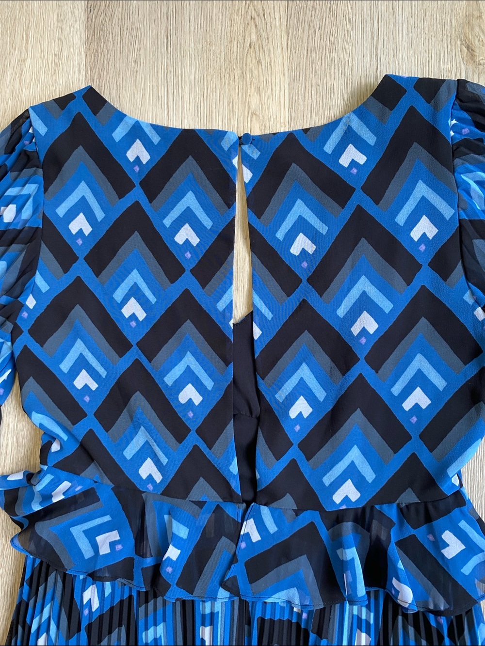 Club Monaco Blue Geometric Pleated Midi Dress Flutter Sleeve Peplum Size 4 - Picture 9 of 14